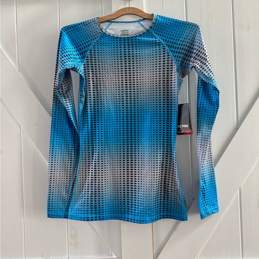 Nike Pro Hyperwarm Dri-FIT
Women's Small Crewneck
Thumbholes Long Sleeve Shirt